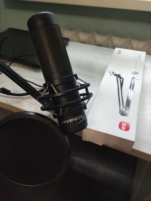 Продаю микрофон HyperX QuadCast S (черный) + пантограф