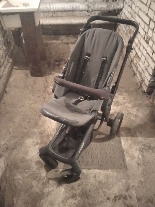 Детска количка и столчета