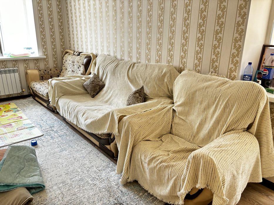 Продам диван с двумя креслами