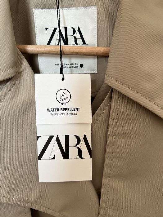 Trench Zara cu eticheta