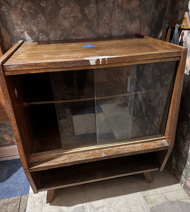 Старая тяжелая тумба