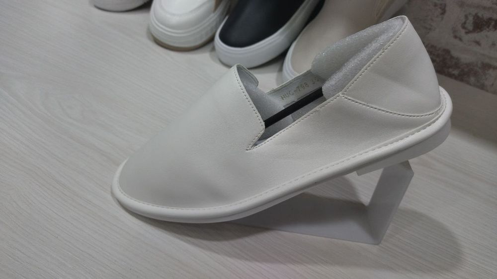 Продаеться белые Зара размер 38