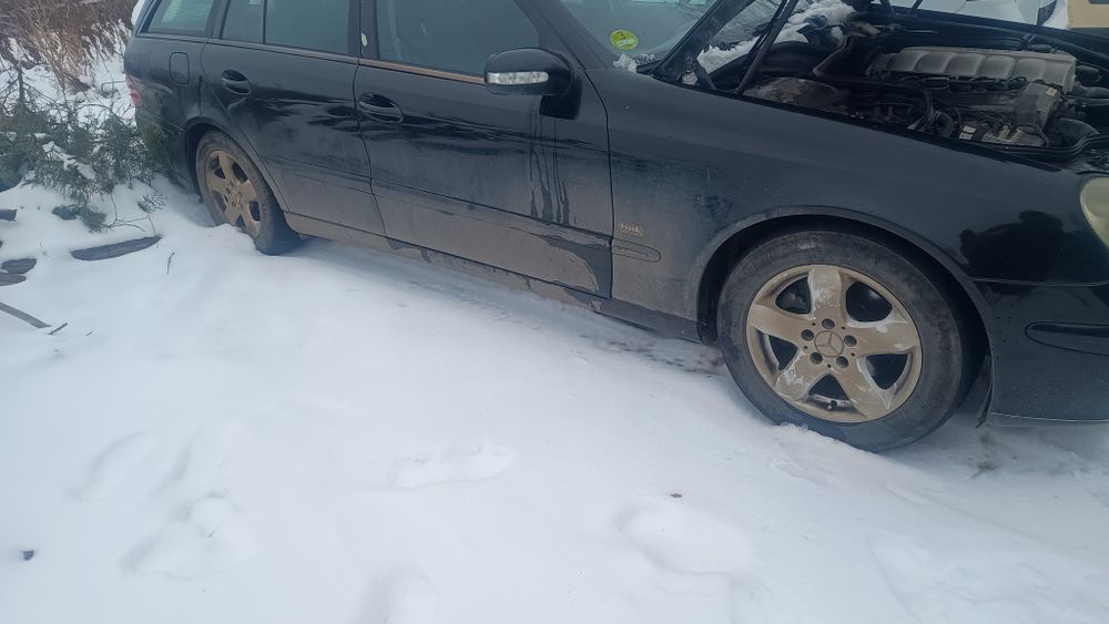 Dezmembrez Mercedes E class w211 E 2,7 CDi motor cutie jante capota.