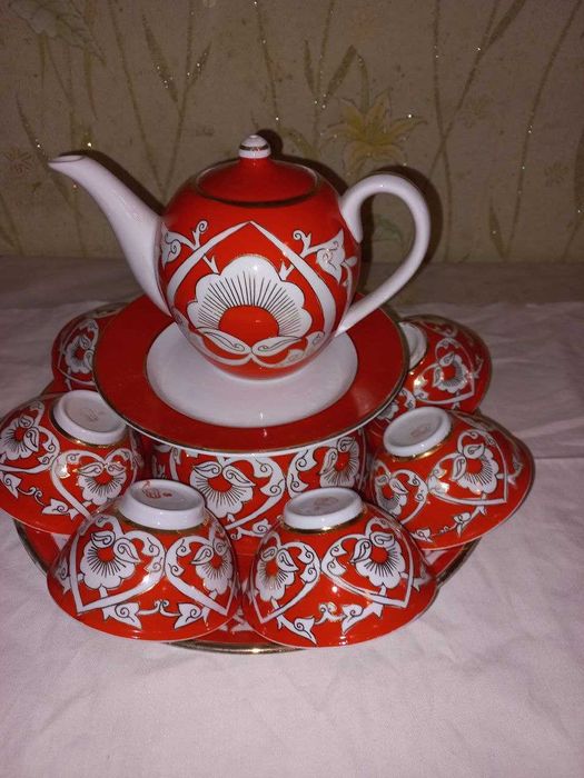 Сервизы чайные "в ассортименте (смотрите фото) по 9 предметов. Новые.