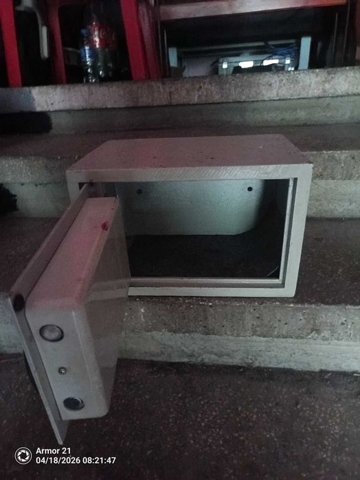 Продавам сейф за стена