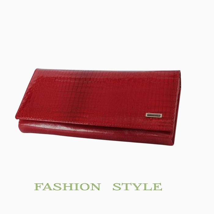 Елегантен дамски лачен портфейл