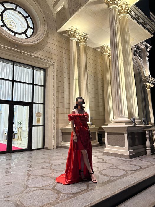 Вечернее платье из атласа.