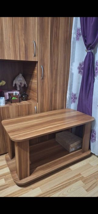 Biblioteca cu spatii de depozitare