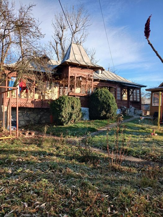 Vând  casă la curte