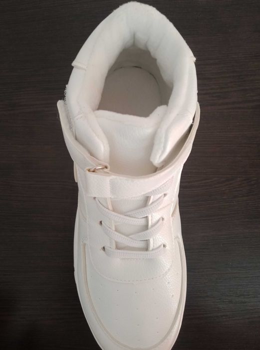 Продам кроссовки белые