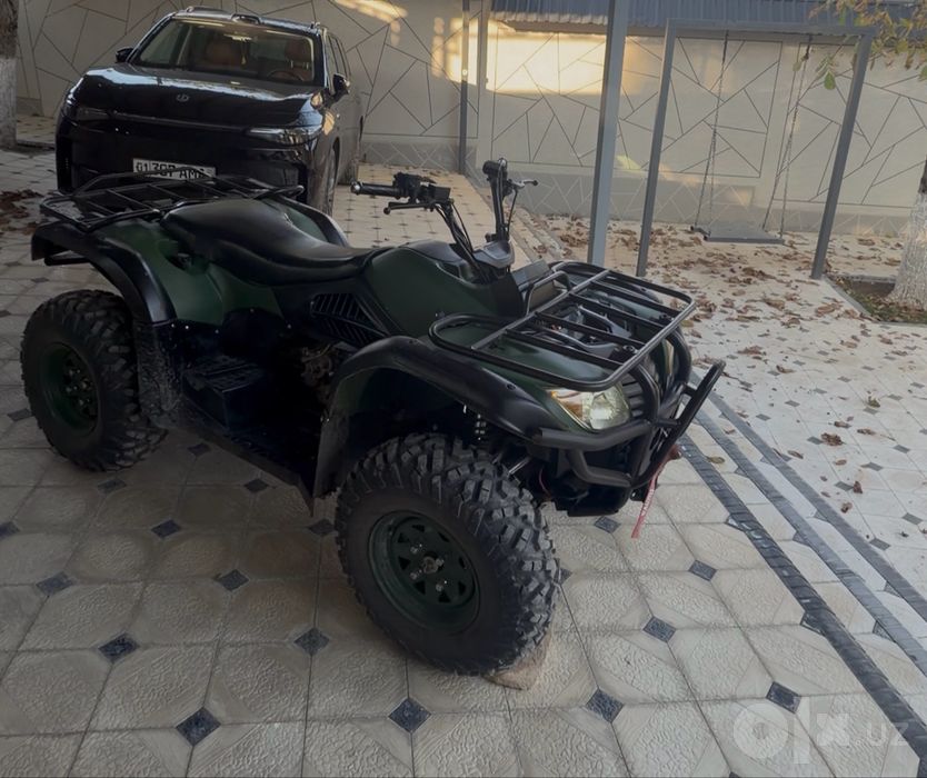 Квадроцикл 4 ведуших колеса мошный