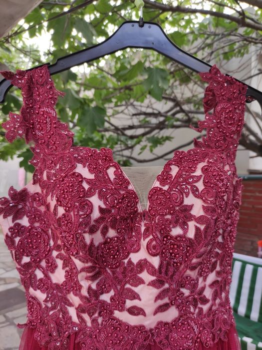 Бална рокля в цвят бордо