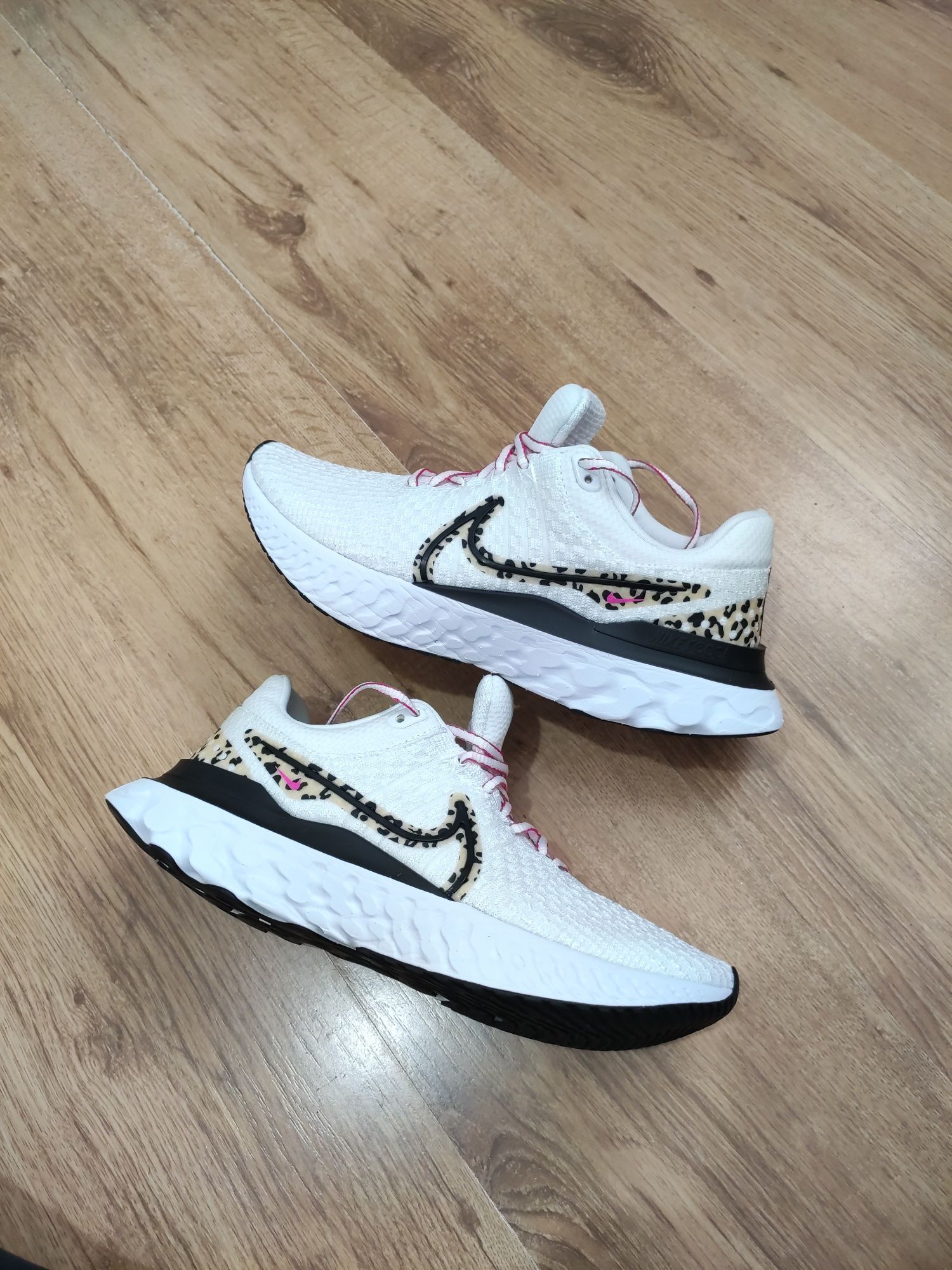 Nike epic react flyknit sales 42