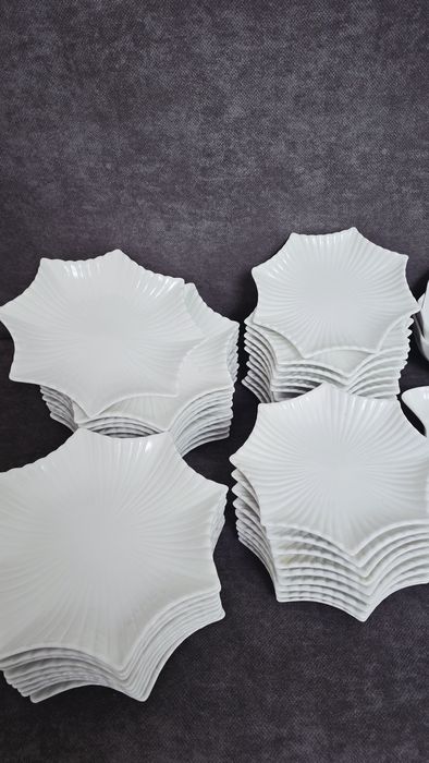 Срочно продам набор посуд для гостей