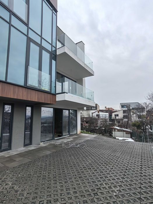 Doua clădiri noi, împreună sau separat