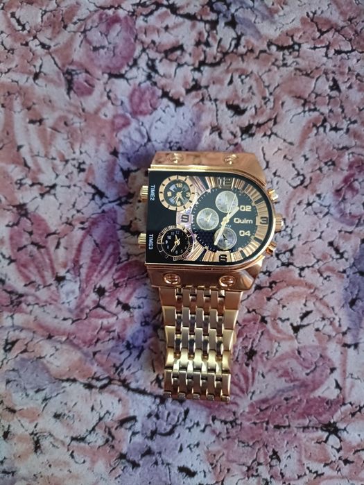 Продам часы Oulm в отличном состоянии.