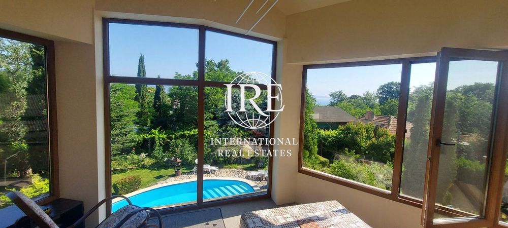 International Real Estates (IRE) представя:Триетажна къща с нескривае