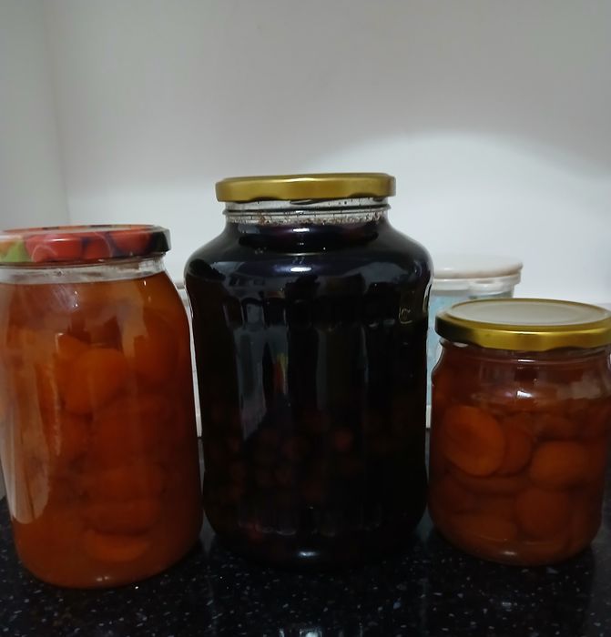 Сары өрік вареньесі бар