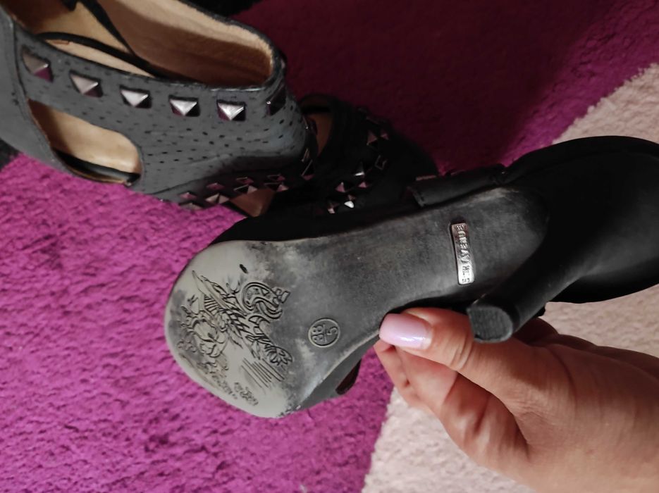 Sandale deosebite cu toc și detalii argintii,