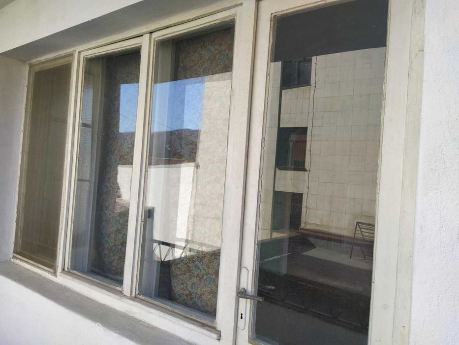 Продавам стара, остъклена, дървена дограма - 5 лв/м2