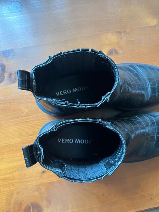 Cizme negre rezistenta la apa