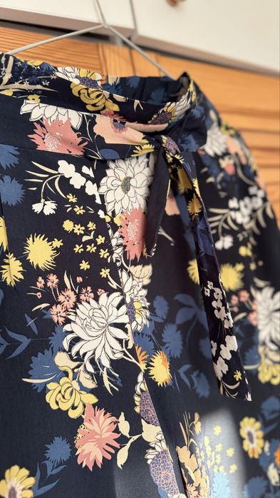 Pantaloni 3/4 culotte cu flori