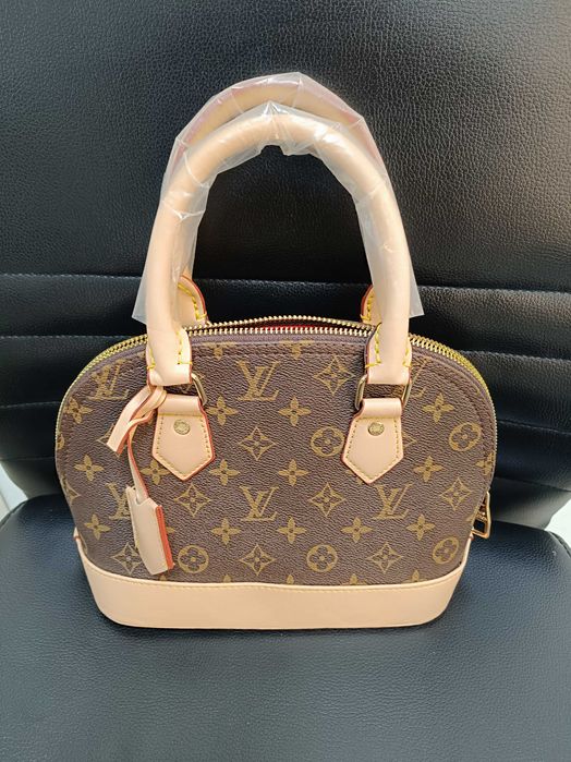 Дамска чанта на моден бранд.