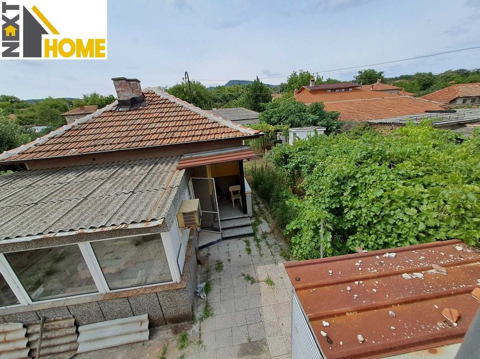 Две къщи с гараж и стопанска постройка