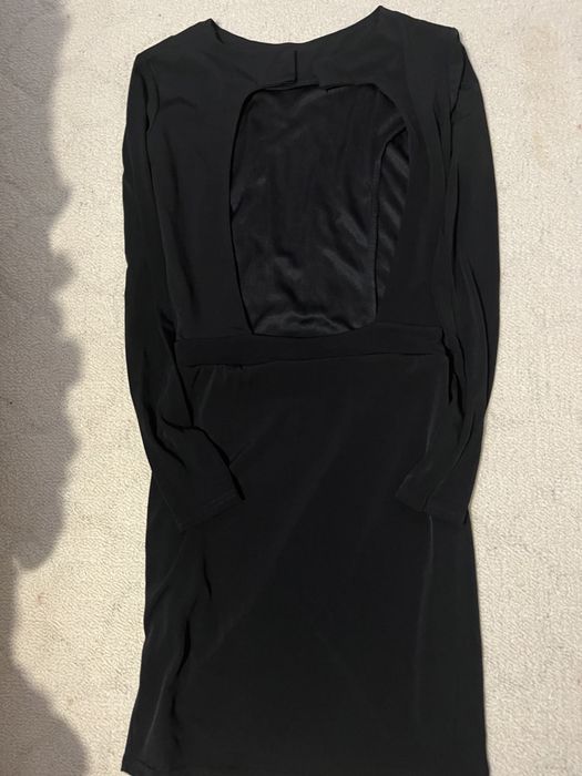 Черна рокля със златен акцент