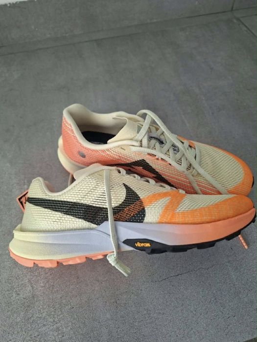 adidasi nike de fete marimea 38,5