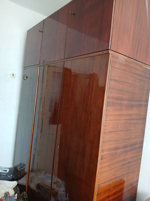 Шкаф старинный, лакированный