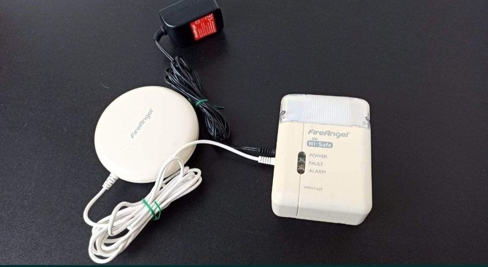 Detector alarma incendiu fum foc persoane deficiente de auz protectie