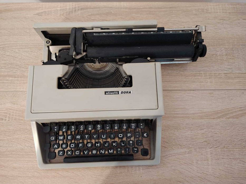 Vand masina veche de scris Olivetti