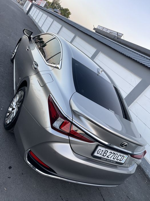 Lexus ES300 Premium 2025