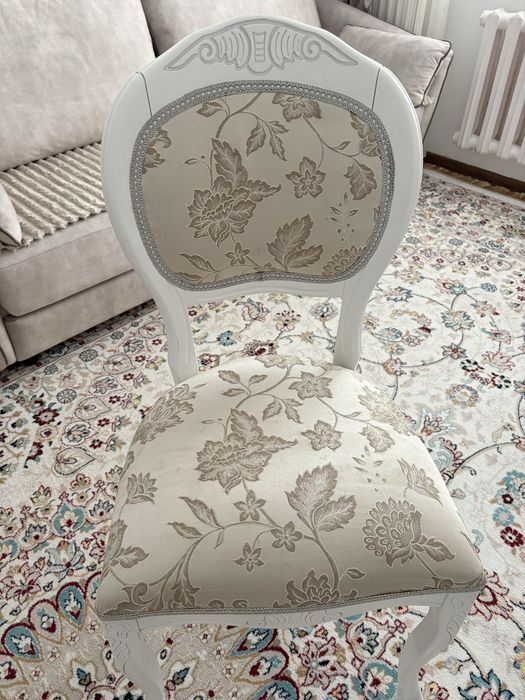 Обеденный стол и стулья