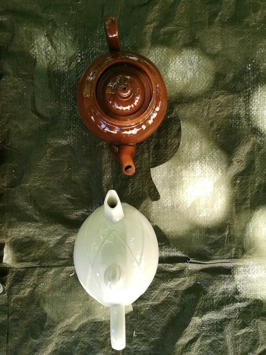 Ceainic alb și maro din ceramica