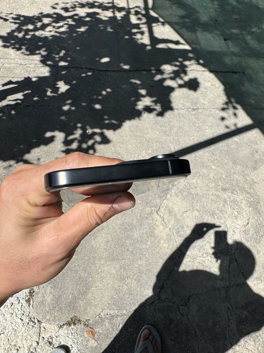 16 pro max 256gb Black Ekrani tepasida kichki dog bor