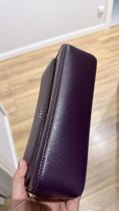 Кожаная сумка DKNY