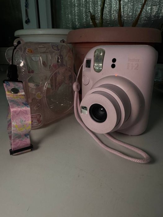 Продаю Instax Mini 12 — отличное состояние