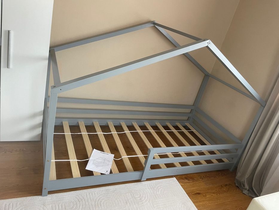 Patuț pt. copii tip căsuță, din lemn masiv