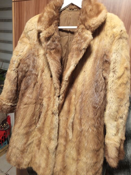 Vând haina blana naturala vizon,nuanță caramel.bust50/2,umeri51,superb