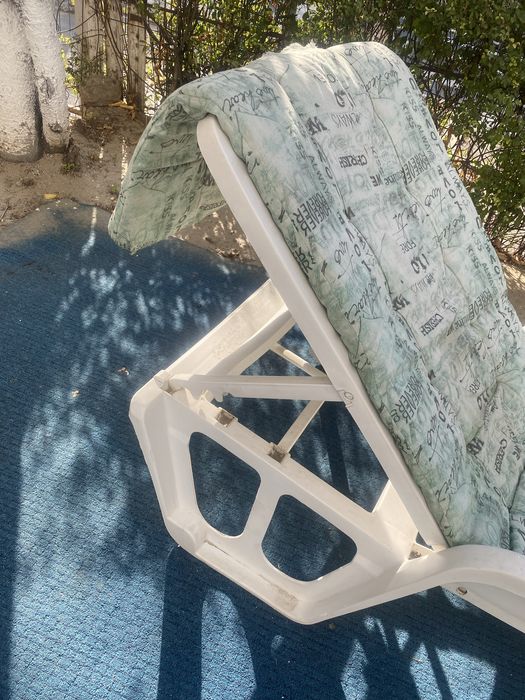 Sezlong din plastic alb