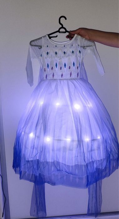 Светеща рокля на ЕЛЗА с два подаръка: светещ ластик и корона