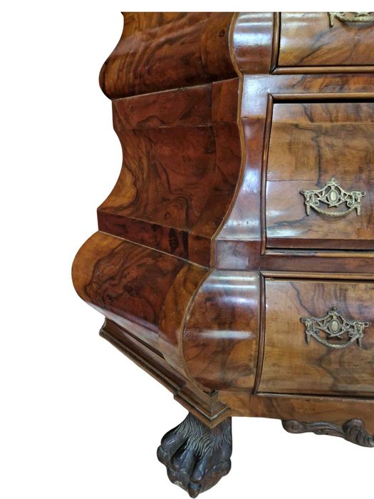 Разкошен шкаф-витрина от орех в стил Барок