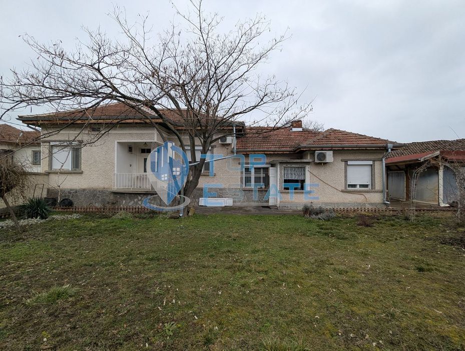 Обзаведена тухлена къща с кладенец в село Поликраище, област Велико Т