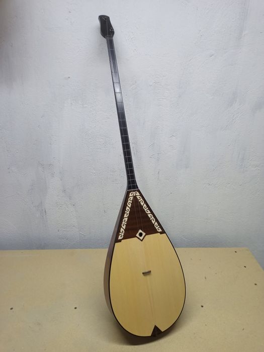 Шебердің қолынан шыққан кәсіби домбыра