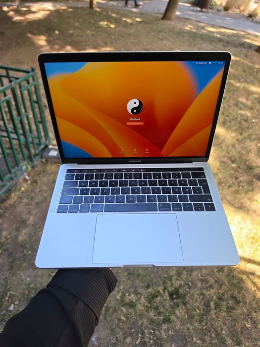 MacBook Pro 13" (2017) • Intel Core i5 3.1 GHz • 8GB RAM • Ecran Retina / Touch Bar
