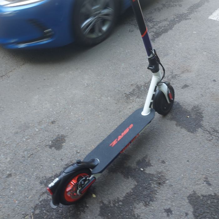 Trotineta electrica APRILIA.