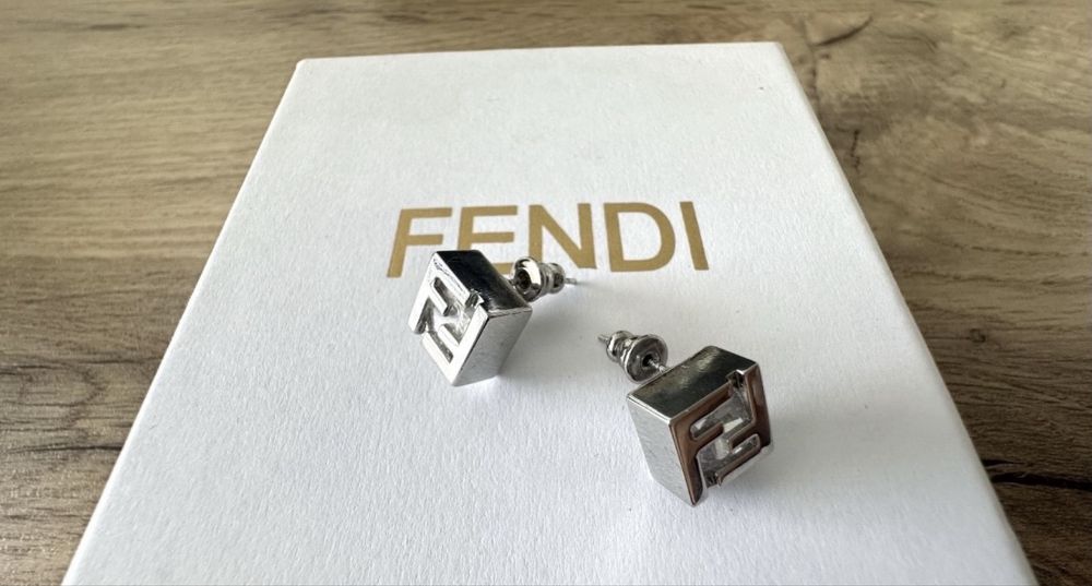 Дамски обеци сребристи с камък