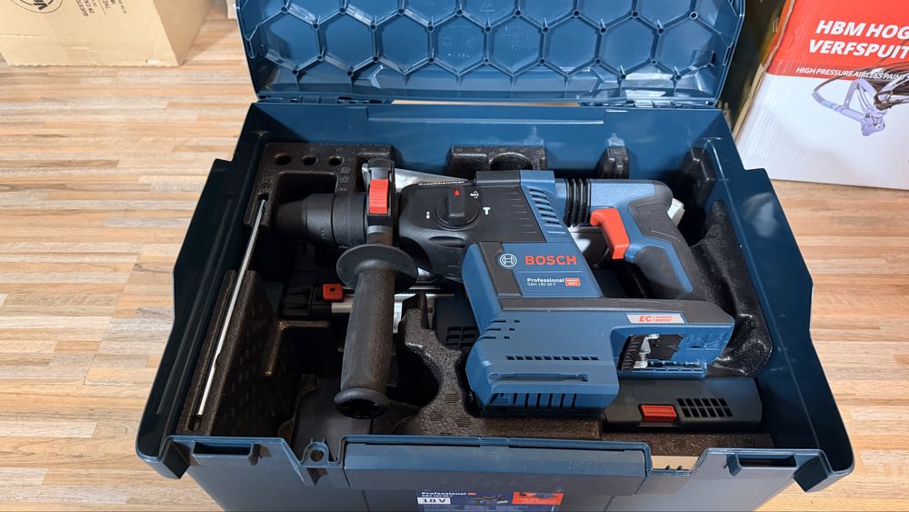 Чисто нов акум. перфоратор BOSCH GBH 18V-26 F + GDE 18V-16